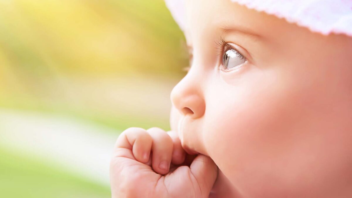 bébé suce son pouce