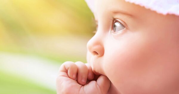 bébé suce son pouce