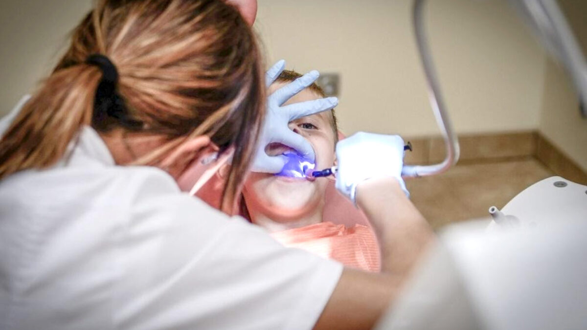 dentiste effectuant un examen dentaire à un enfant