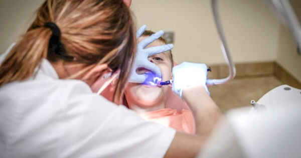 dentiste effectuant un examen dentaire à un enfant
