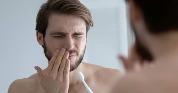 gencives qui saignent lors du brossage des dents / douleur