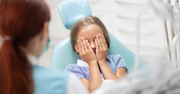 enfant avec hypersensibilité sensorielle chez le dentiste