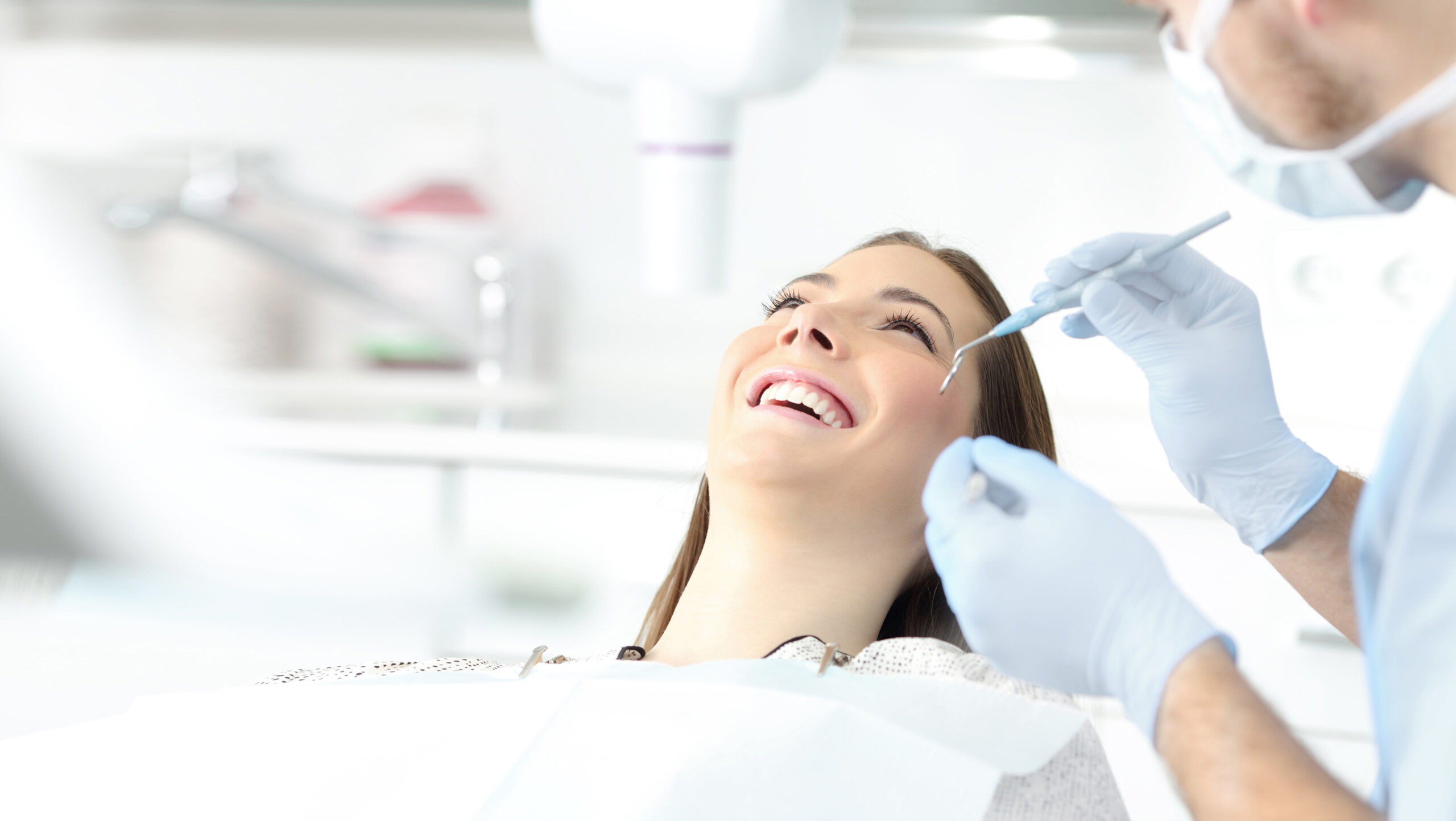 Femme chez le dentiste avec un beau sourire